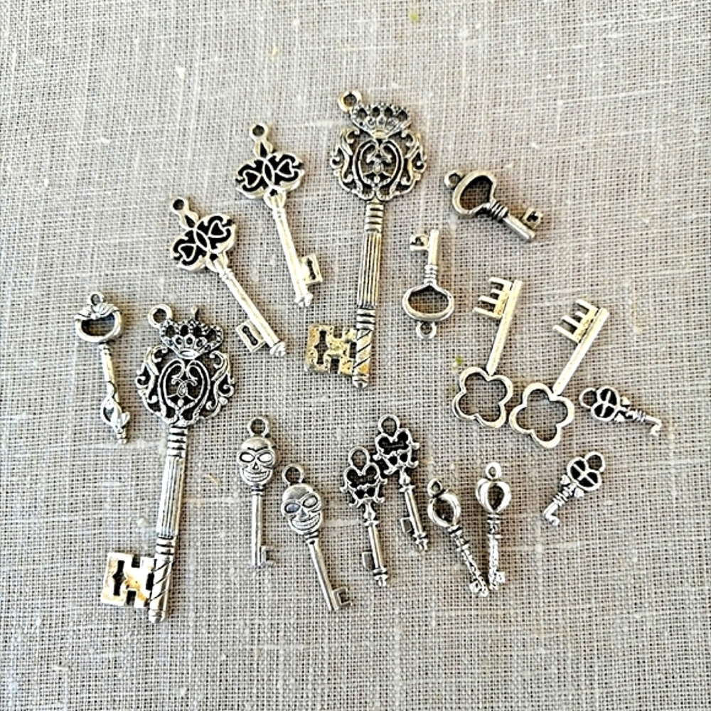 Vintage Style Silver Skeleton Keys Set Of 17, 8 Pairs For Earring Wedding Decor